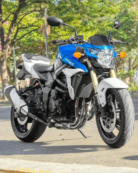 SUZUKI GSR 750